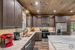 Køleskab, mikrobølgeovn, ovn, kogeplade