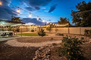 Outdoor dining - Stunning home in the heart of Scottsdale (Scottsdale)