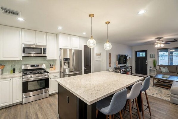 Private kitchen - Stunning home in the heart of Scottsdale (Scottsdale)