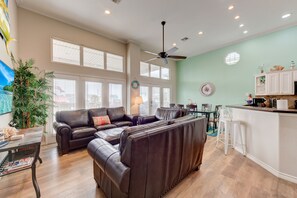 Smart TV - Off the Hook-Pet friendly & fully fenced grass area! Pool & Golf Cart Accessible (Port Aransas)