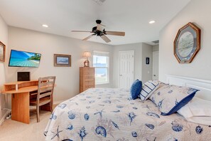 3 bedrooms, free WiFi, bed sheets - Off the Hook-Pet friendly & fully fenced grass area! Pool & Golf Cart Accessible (Port Aransas)