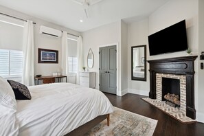 1 bedroom, desk, WiFi, bed sheets