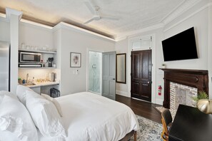 1 bedroom, desk, WiFi, bed sheets