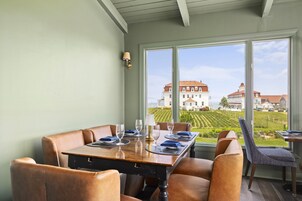 Serviço de jantar, culinária americana, vistas para o mar 