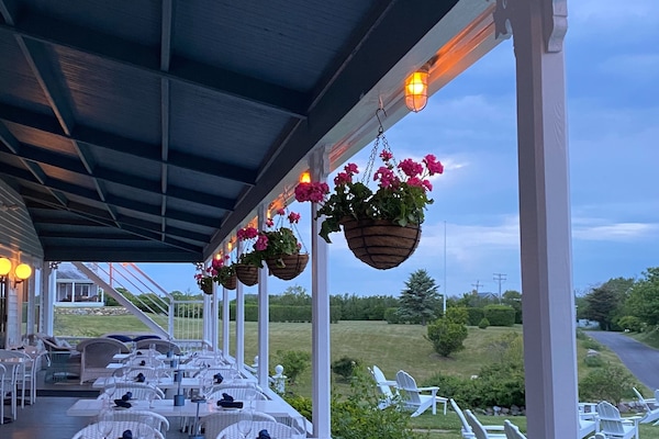 Melayani makan malam dengan suguhan pemandangan laut