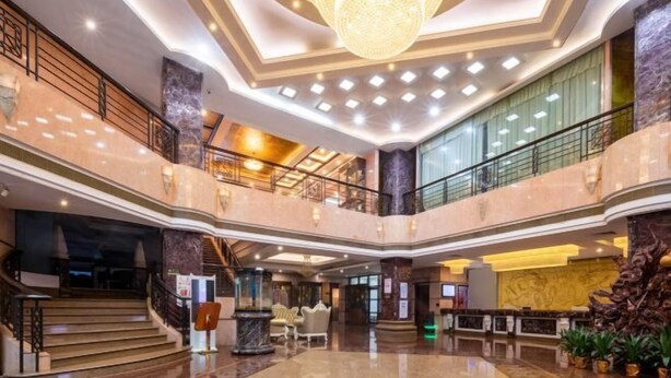A spacious lobby with a grand chandelier, marble flooring, and a central seating area. - Jianglong Hotel (Dongguan Houjie Wanda Plaza) (Dongguan)