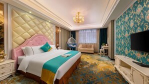 A hotel room with a large bed, a television, a chandelier, and a patterned carpet. - Jianglong Hotel (Dongguan Houjie Wanda Plaza) (Dongguan)