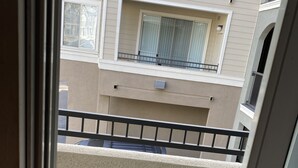 Une vue d’un immeuble à plusieurs étages, doté de balcons et de fenêtres.