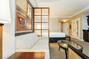 1 habitación y tabla de planchar con plancha