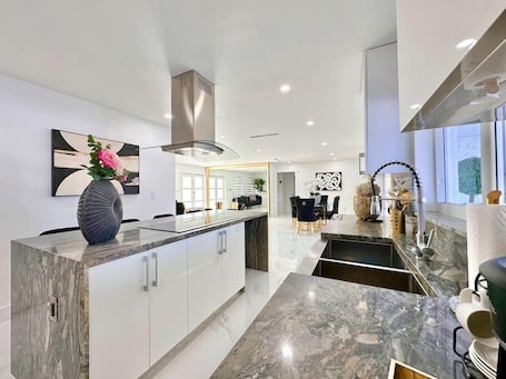 Fridge, coffee/tea maker, cookware/dishes/utensils. MIA Resort W/ POOL / BBQ /Cabana