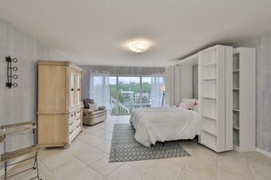 Luxury Townhome | 4 bedrooms, premium bedding, blackout drapes, free WiFi