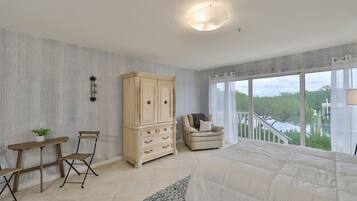 Luxury Townhome | 4 bedrooms, premium bedding, blackout drapes, free WiFi