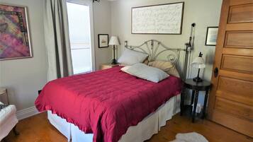 5 bedrooms, iron/ironing board, WiFi, bed sheets