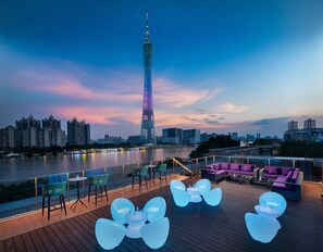 2 bars/lounges, cocktail bar