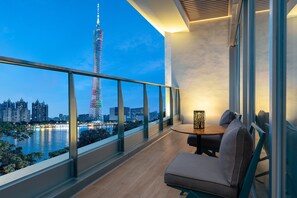 Suite, 1 chambre, terrasse (Canton Tower View) | Literie de qualité supérieure, articles gratuits dans le mini-bar