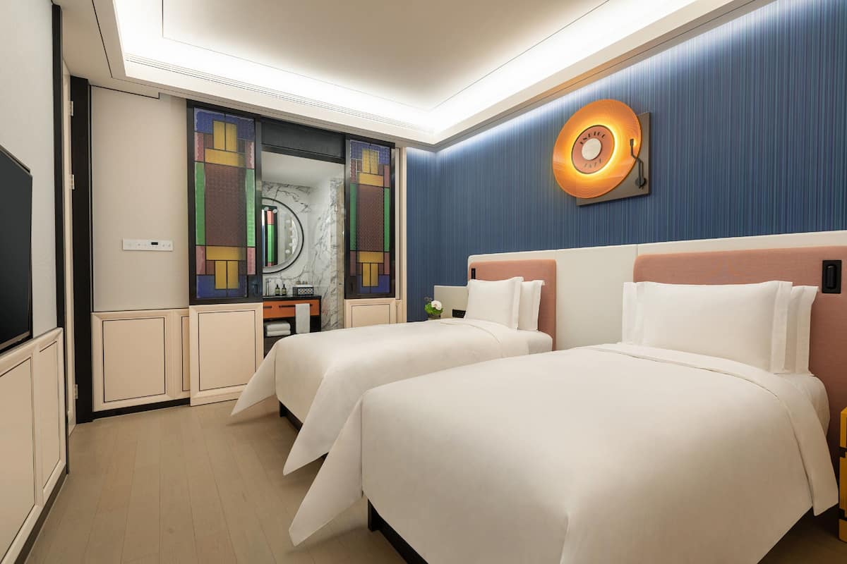 Suite, 1 slaapkamer, uitzicht op rivier | Luxe beddengoed, een gratis minibar, een kluis op de kamer