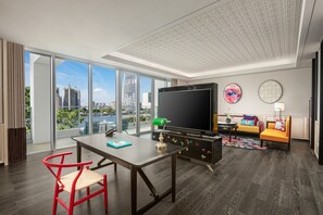 Suite, 1 chambre, terrasse (Canton Tower View) | Literie de qualité supérieure, articles gratuits dans le mini-bar