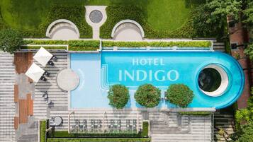 Kolam renang outdoor, dengan payung kolam renang dan kursi berjemur