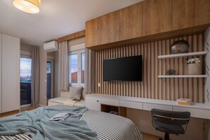 4 bedrooms, iron/ironing board, free WiFi, bed sheets