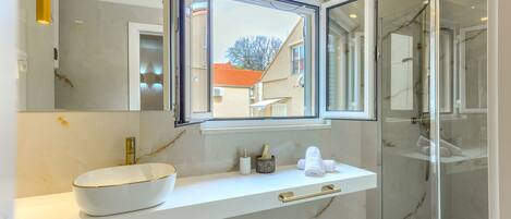 Superior Room | Bathroom | Shower, hydromassage showerhead, free toiletries, hair dryer
