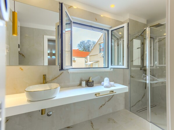 Superior Room | Bathroom | Shower, hydromassage showerhead, free toiletries, hair dryer - Irini Luxury Rooms (Split)