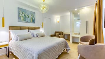 1 habitación, caja de seguridad en la habitación y escritorio