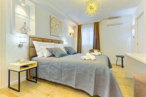 Basic Double or Twin Room | In-room safe, desk, blackout drapes, soundproofing - Irini Luxury Rooms (Split)