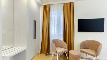 Caja de seguridad en la habitación, escritorio y cortinas blackout