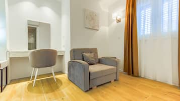 Caja de seguridad en la habitación, escritorio y cortinas blackout