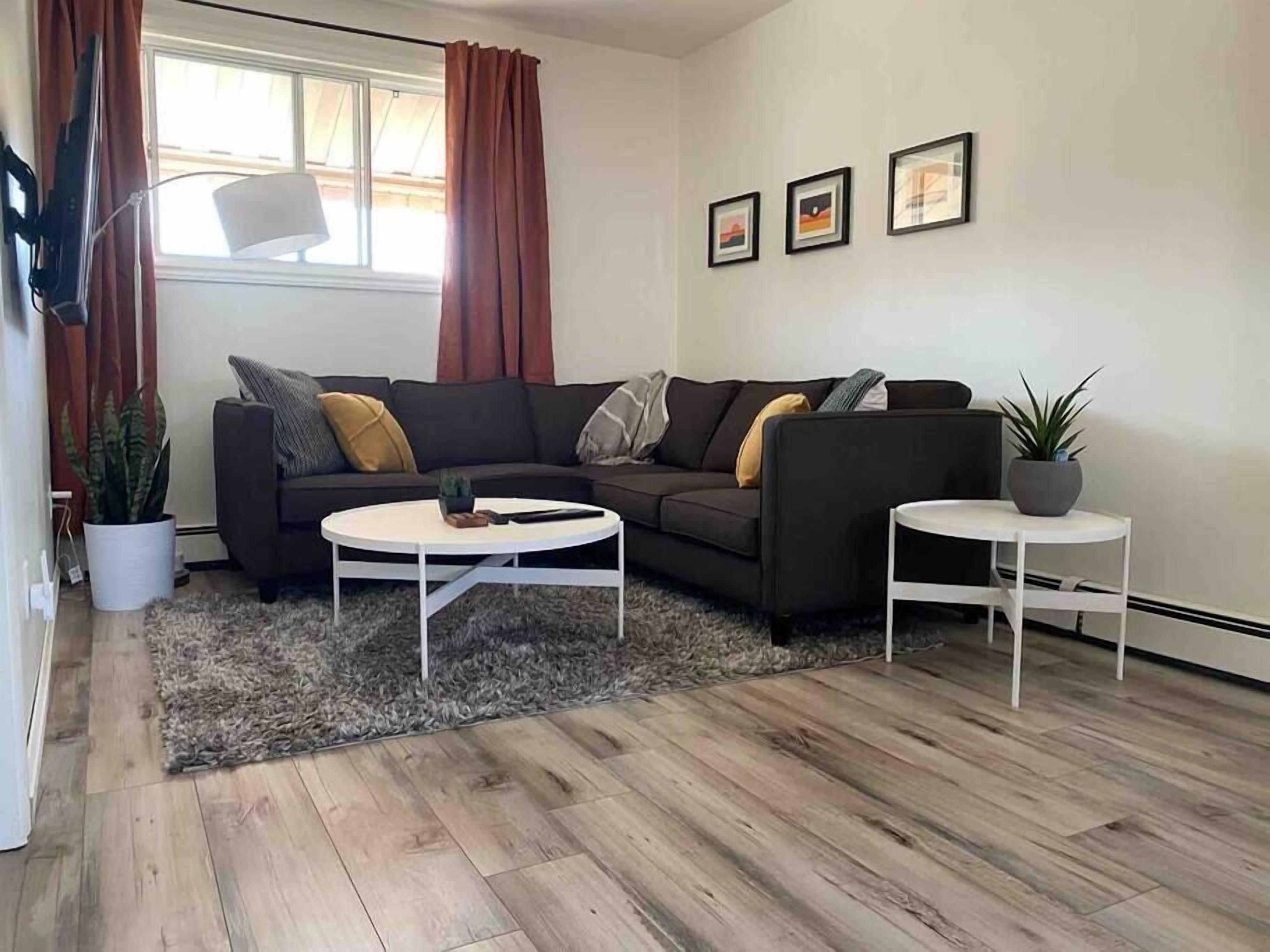 Top floor 1 bdrm near downtown