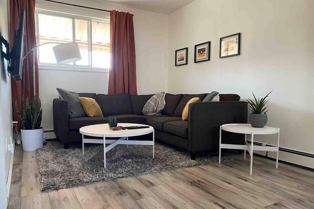 Top floor 1 bdrm near downtown
