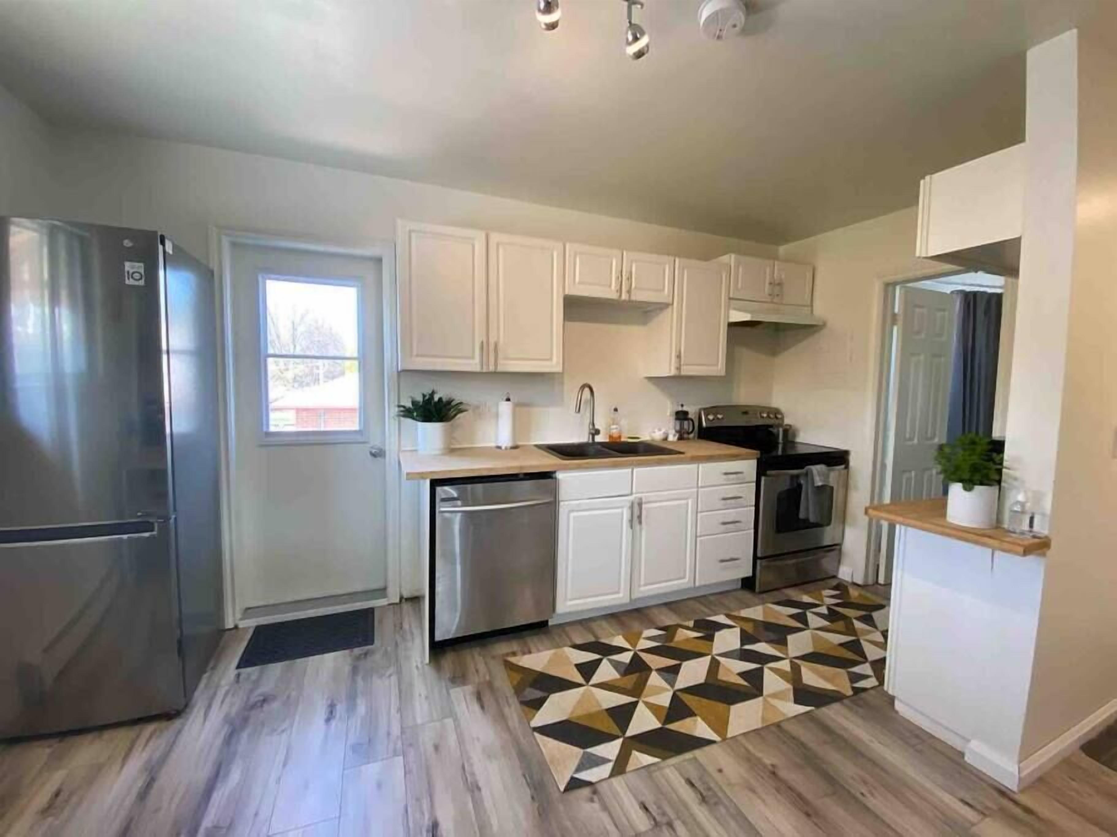 Top floor 1 bdrm near downtown