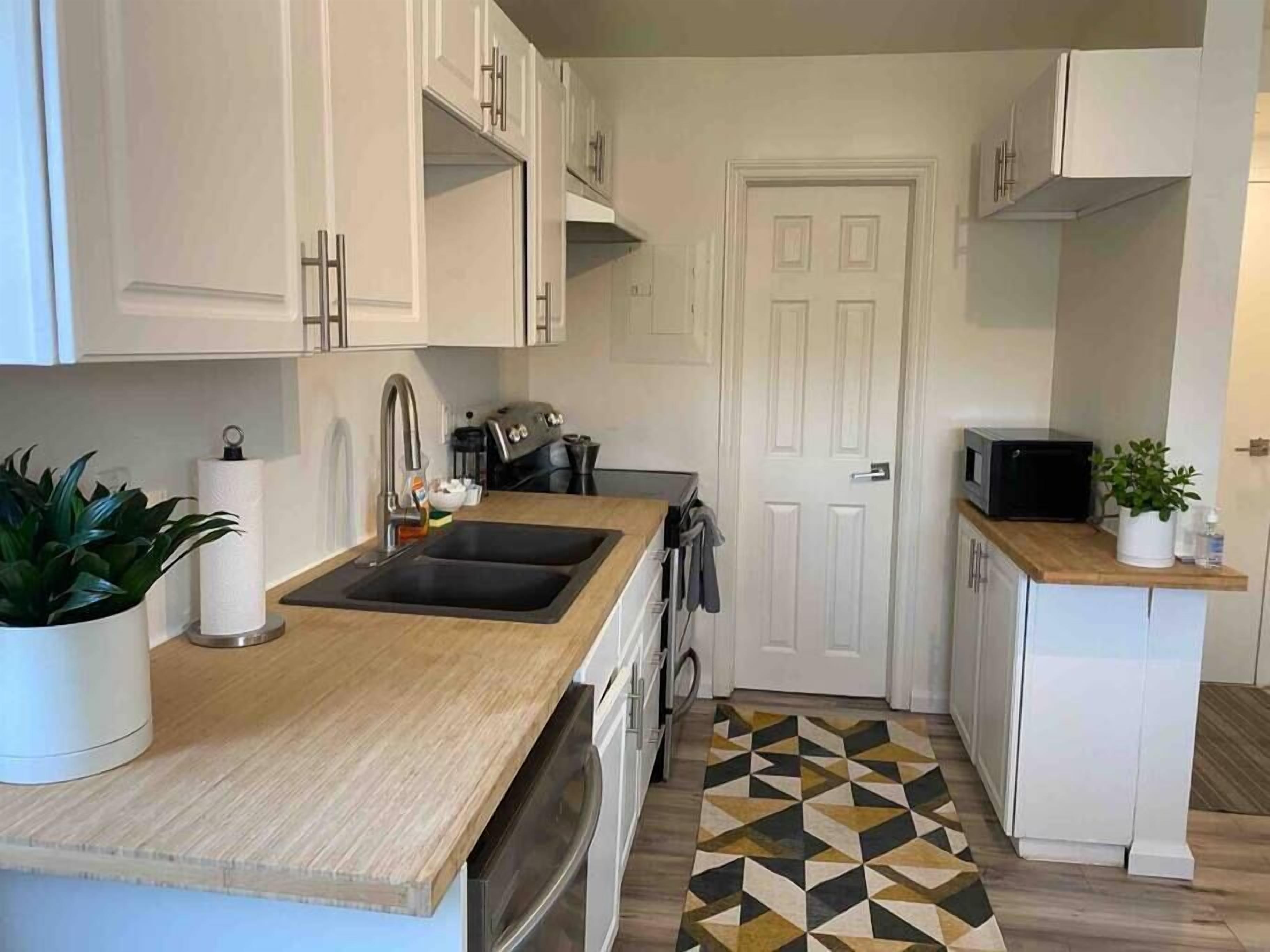 Top floor 1 bdrm near downtown