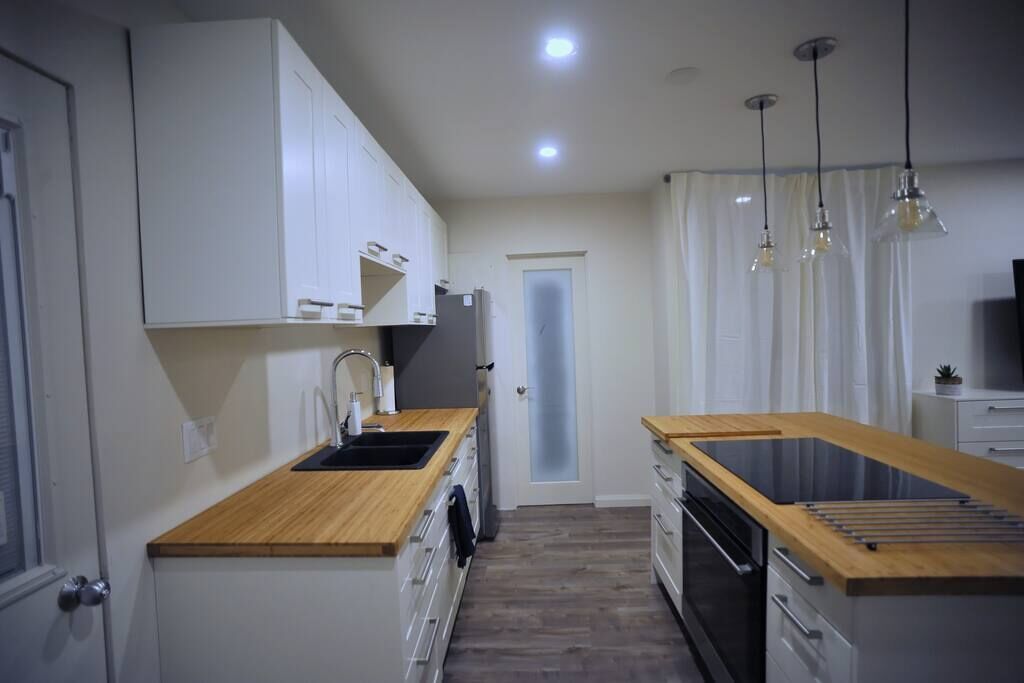 Bright & spacious by downtown