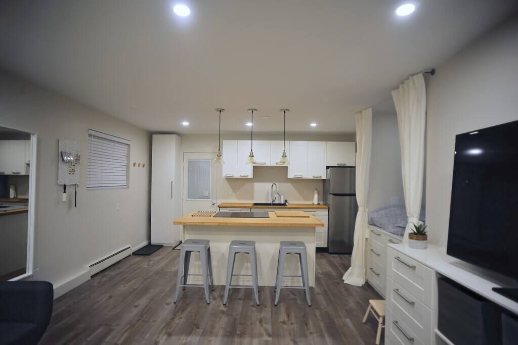 Bright & spacious by downtown