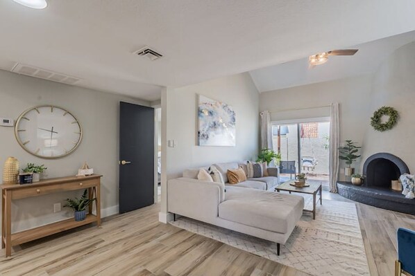 TV - Gorgeous Townhome in the Heart of Phoenix (Phoenix)