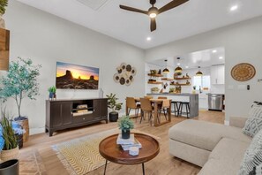 Living area - Stunning Remodel in the Heart of Phoenix! (Phoenix)