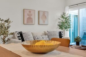 Dining - Stunning Remodel in the Heart of Phoenix! (Phoenix)