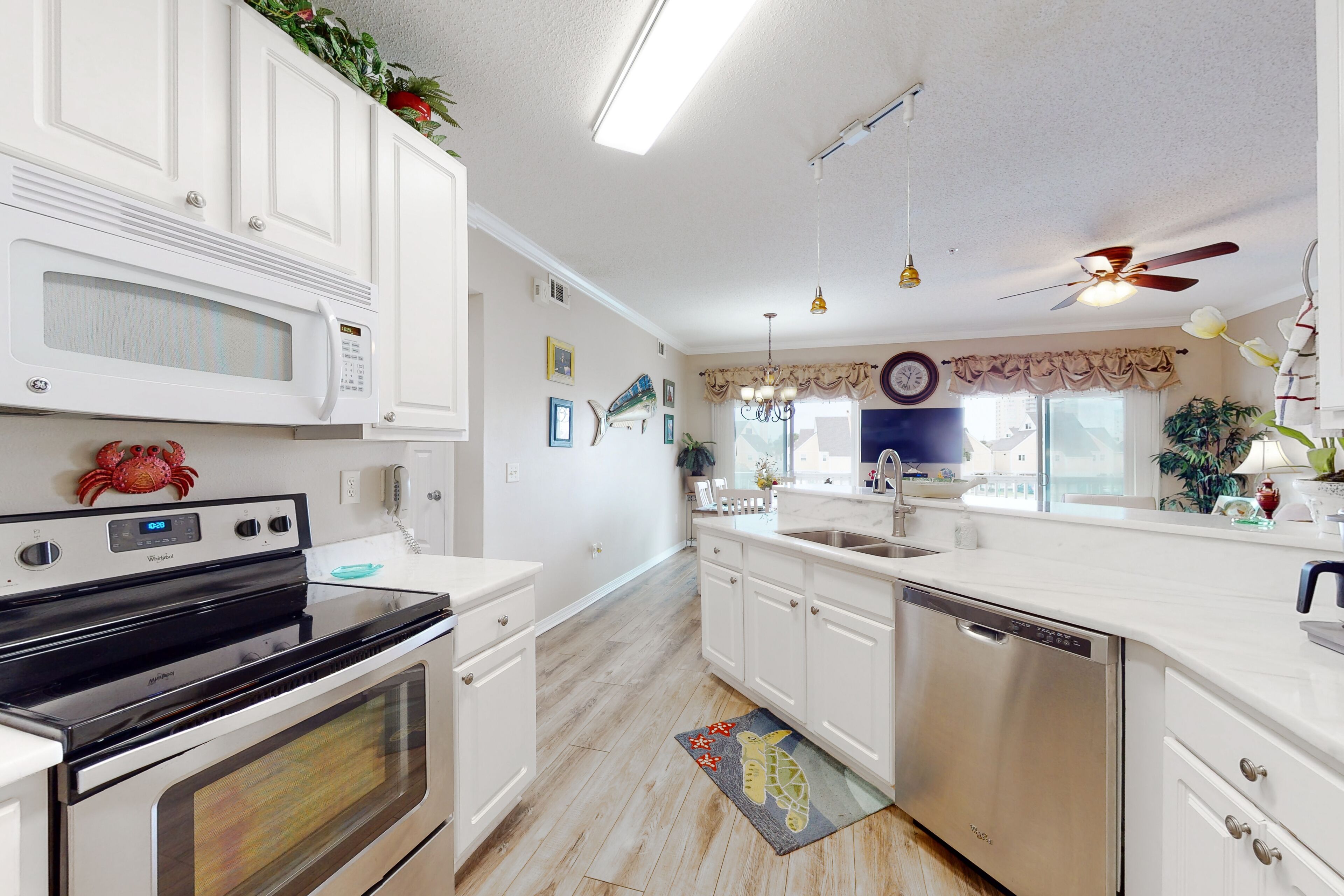 Calming condo with hot tub, tennis court, pool, balcony, W/D, & full kitchen