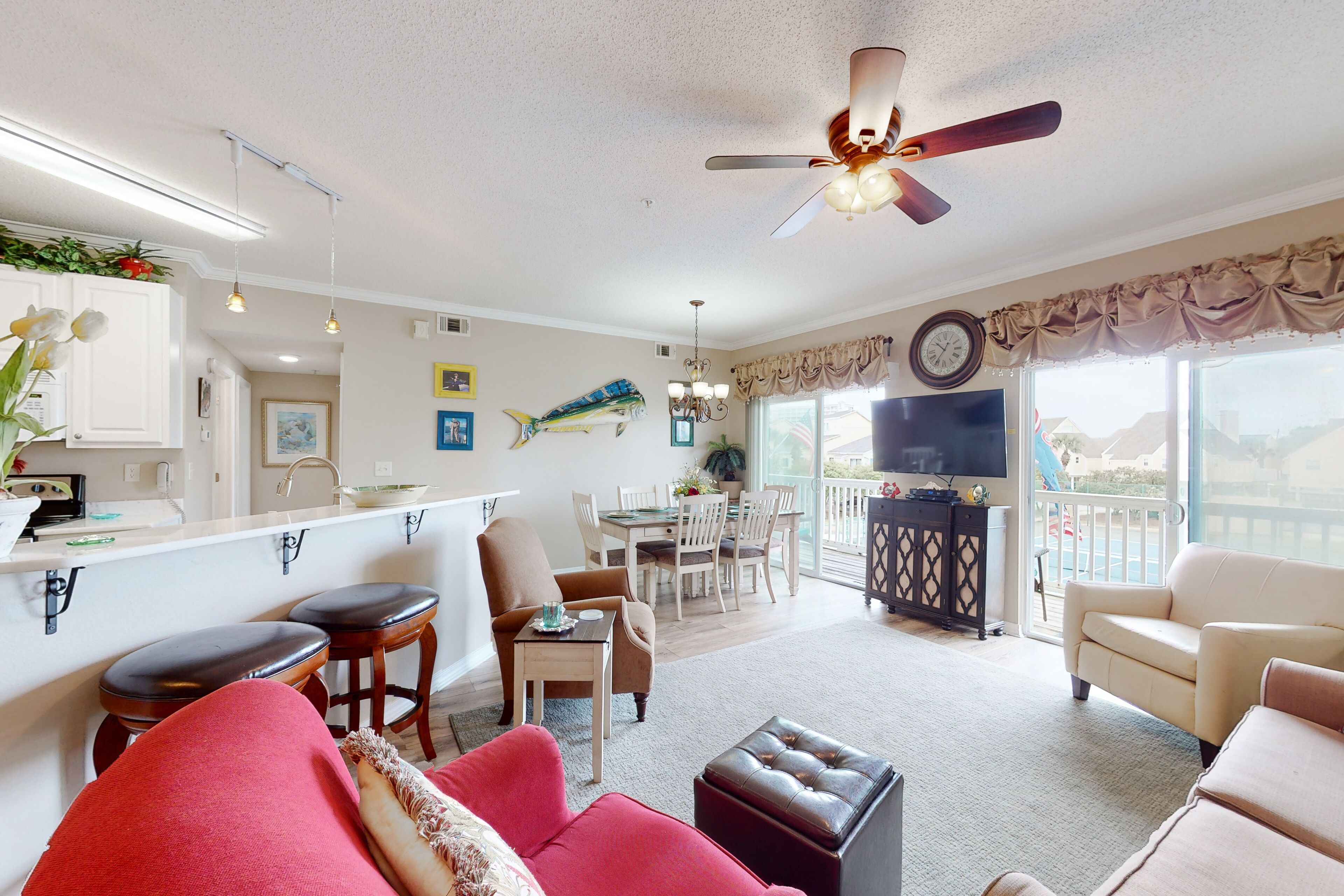 Calming condo with hot tub, tennis court, pool, balcony, W/D, & full kitchen