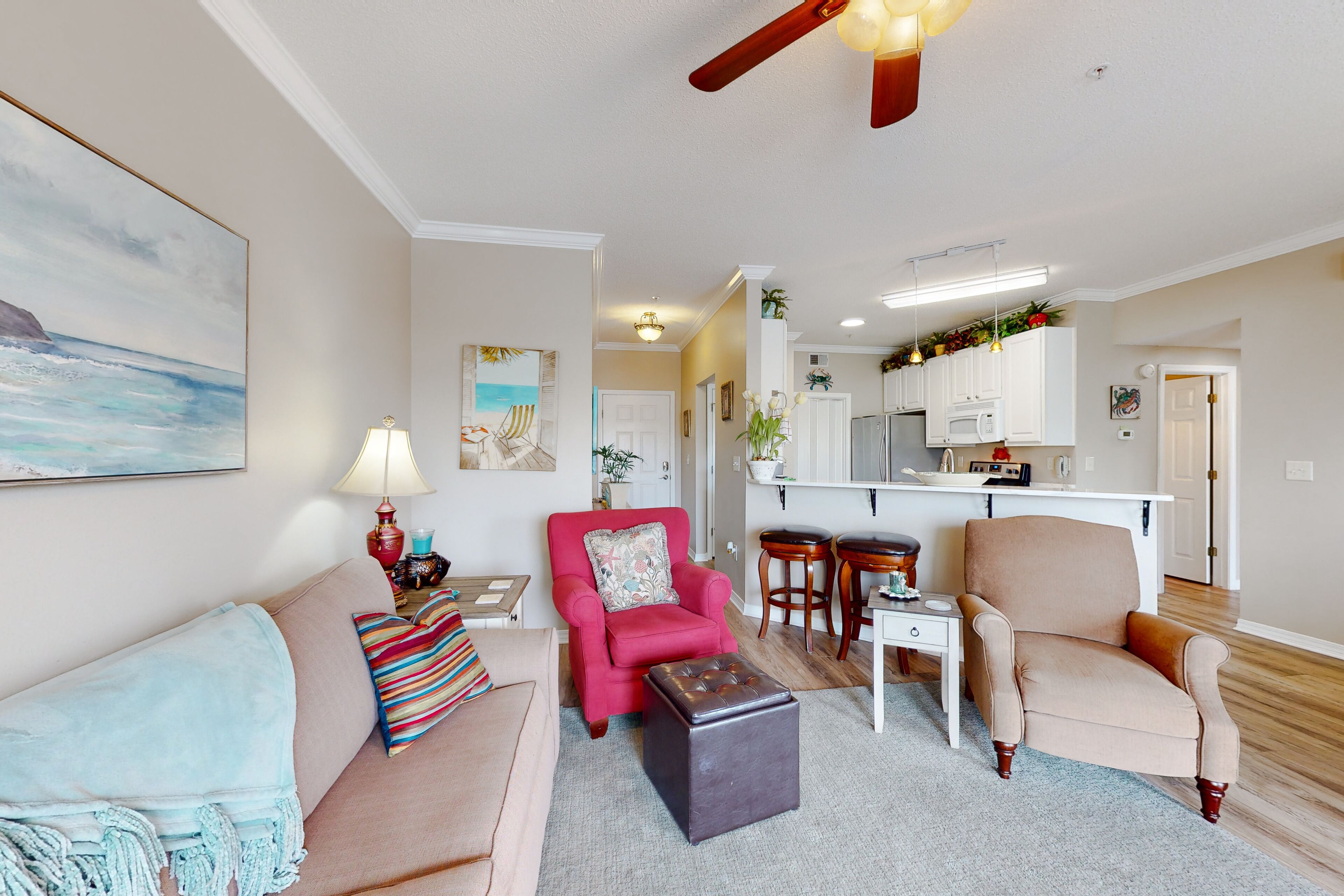 Calming condo with hot tub, tennis court, pool, balcony, W/D, & full kitchen