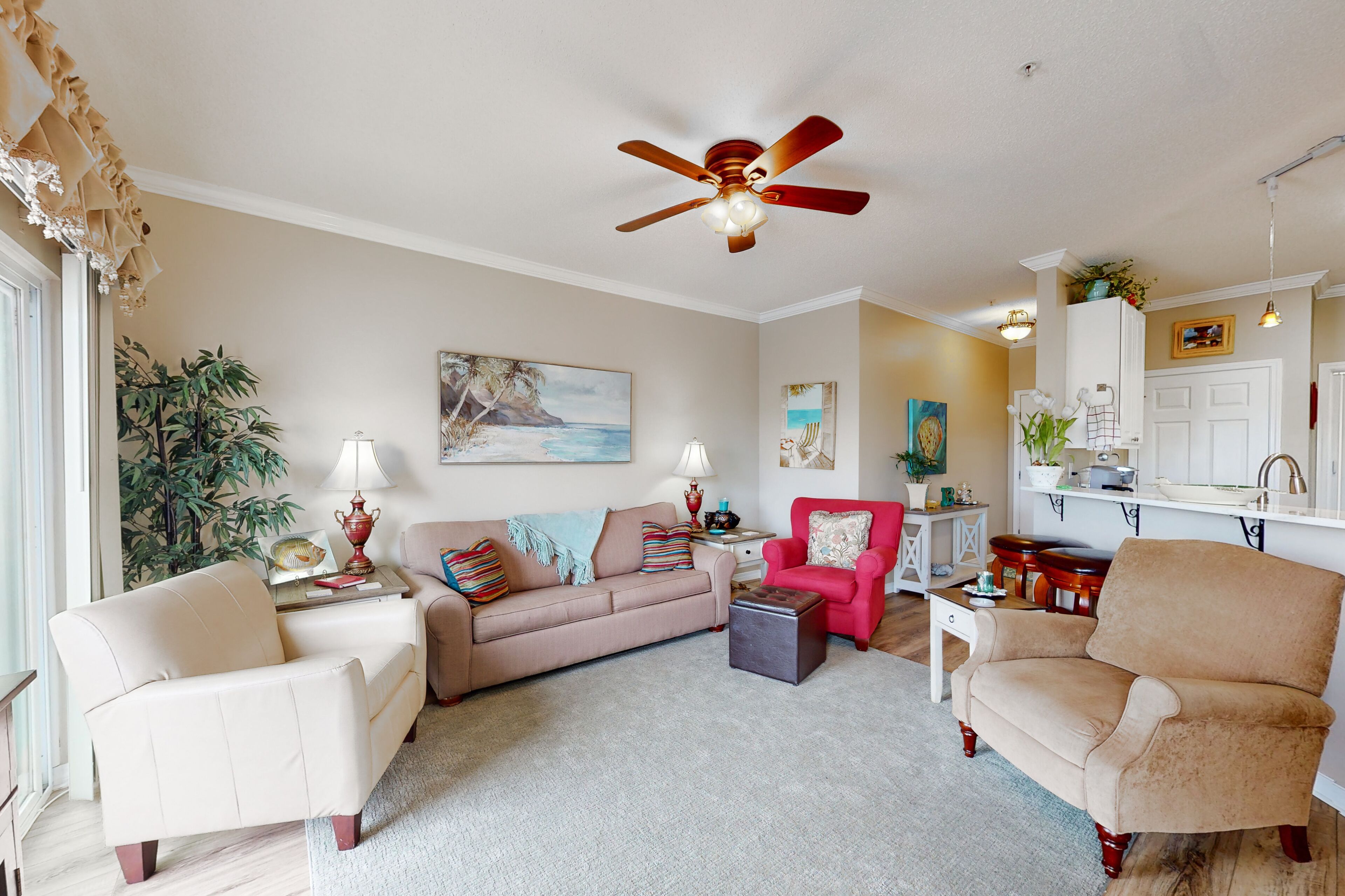 Calming condo with hot tub, tennis court, pool, balcony, W/D, & full kitchen