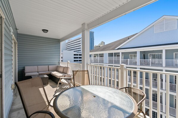 Outdoor dining - bees knees (Myrtle Beach)