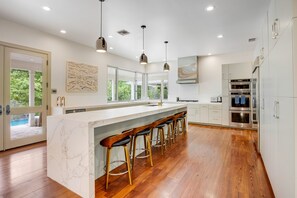 ثلاجة، ميكروويف، فرن، موقد طهي مسطح