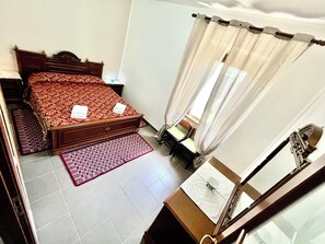 3 bedrooms, desk, bed sheets