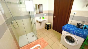 Haartrockner, Handtücher, Toilettenpapier