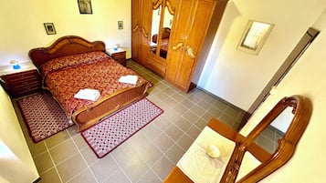 3 quartos, escrivaninha, roupa de cama
