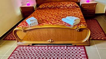 3 Schlafzimmer, Schreibtisch, Bettwäsche