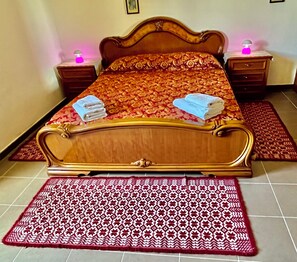 3 bedrooms, desk, bed sheets