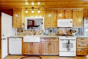 Frigorifero, microonde, forno, piano cottura